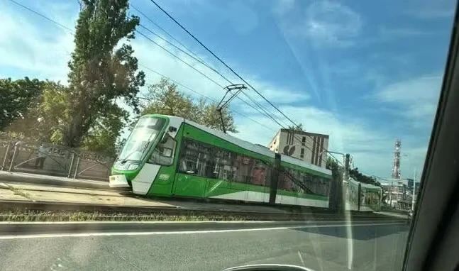 Accident în București: un tramvai a deraiat și a lovit un stâlp