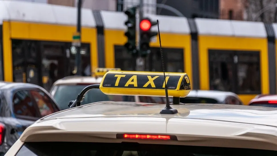 Taximetrist prins în Centrul Vechi cu dispozitiv pentru umflarea artificială a tarifului. Poliția Locală cere suspendarea autorizației