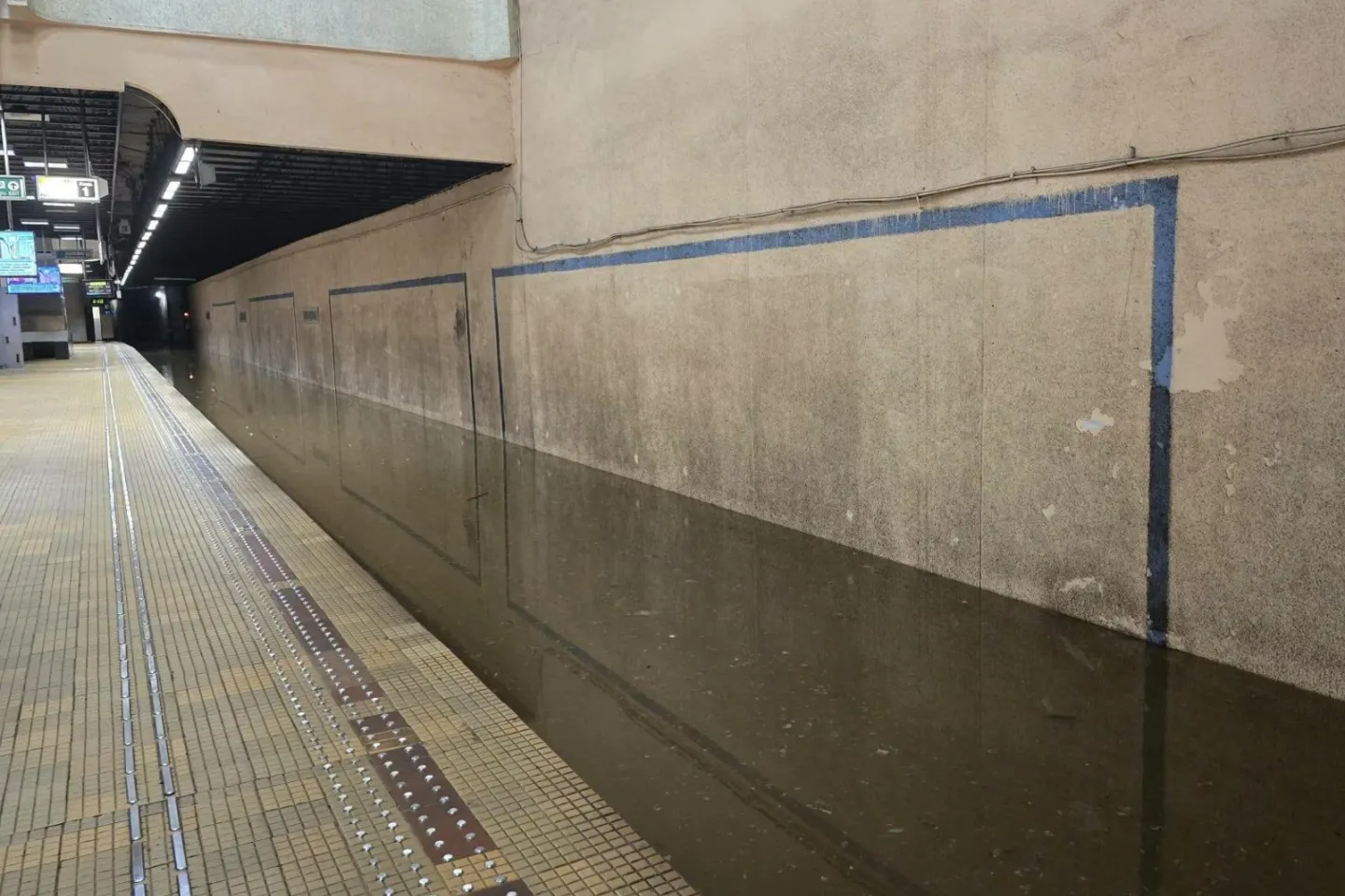 Angajată Metrorex diagnosticată cu legioneloză. INSP desfășoară o anchetă epidemiologică și exclude legătura cu inundațiile de la Piața Victoriei 2