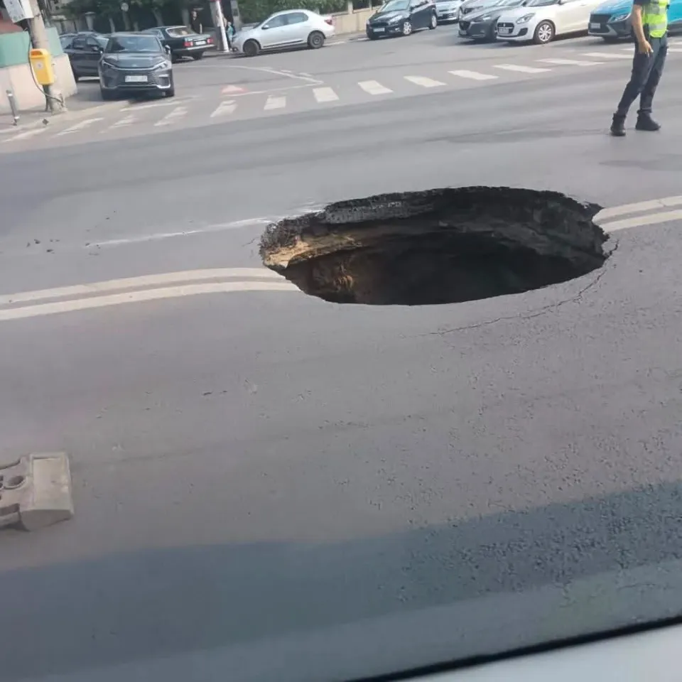 Carmen Șerban a intrat cu mașina în craterul apărut pe Bulevardul Eroilor din București