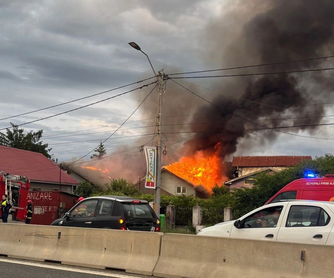 Incendiu violent la Săftica. Pompierii intervin, trafic îngreunat spre Ploiești - FOTO
