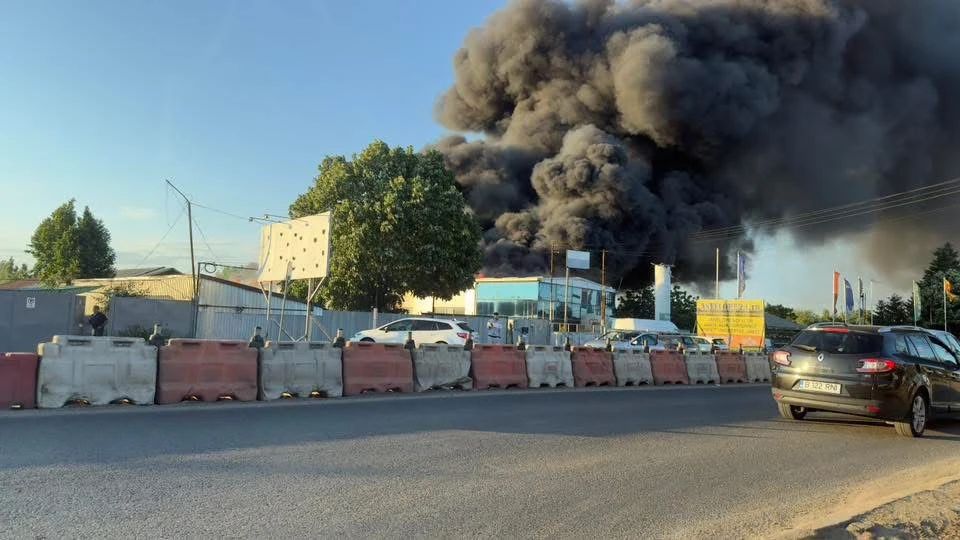 Incendiu devastator pe Șoseaua Alexandriei din București: risc major de EXPLOZIE, s-a emis mesaj RO-Alert, trafic blocat - FOTO/VIDEO