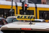 Taximetrist prins în Centrul Vechi cu dispozitiv pentru umflarea artificială a tarifului. Poliția Locală cere suspendarea autorizației