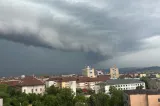 Furtuni și caniculă în București: rafale de peste 80 km/h joi după-amiază
