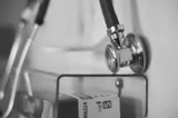 Criză fără precedent la Institutul de Neurologie: Medicii împrumută materiale pentru a salva vieți