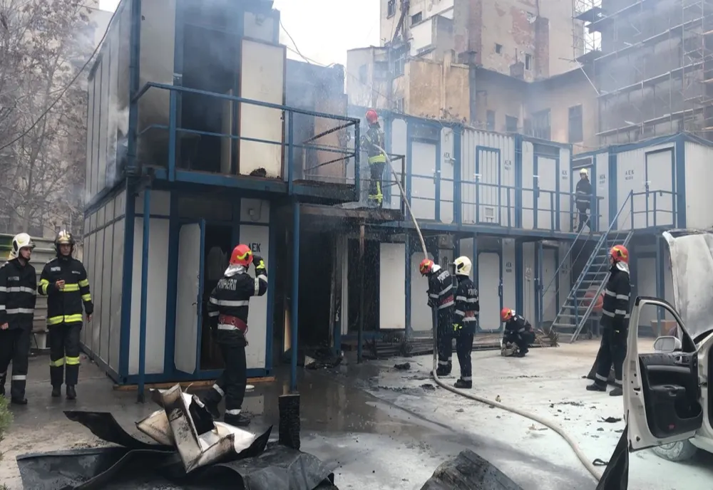 Incendiu Primăria sectorului 5. Arde organizarea de șantier pentru reabilitarea clădirii