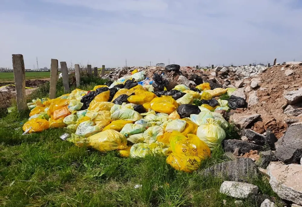 Tone de deșeuri sanitare aruncate pe câmp la marginea Bucureștiului GALERIE FOTO