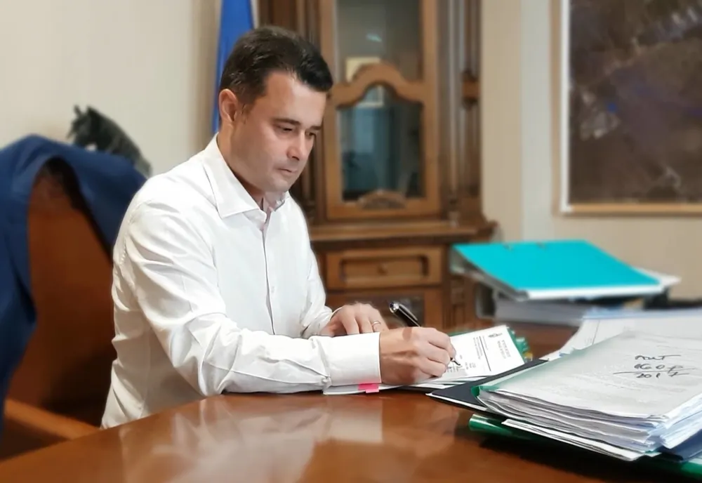 Primarul Sectorului 5 - Daniel Florea a anulat licitația pentru telefoane. Elevii vor primi tablete pentru cursurile online