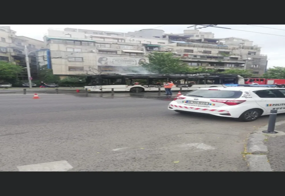 Un troleibuz a luat foc în mers în București. Traficul în zona Lascăr Catargiu blocat