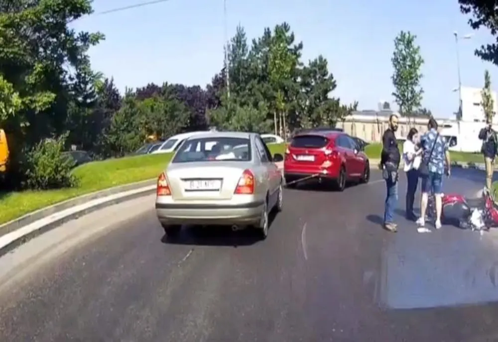 VIDEO Incident rutier grav în București, provocat de o substanță cu care s-a stropit carosabilul