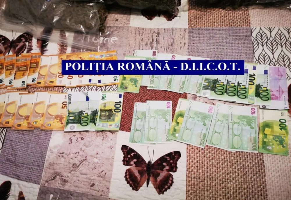 Trei persoane suspectate de trafic de droguri, reținute în urma unor percheziții