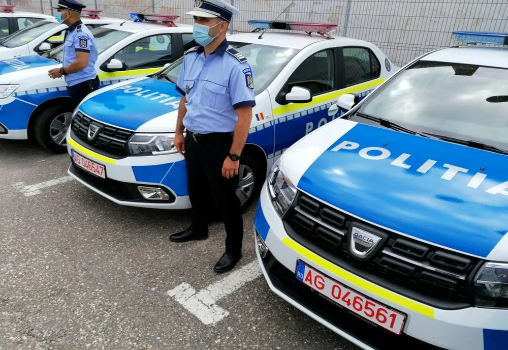 Mașinile de poliție, colantate după un model asemănător cu cel folosit în statele UE