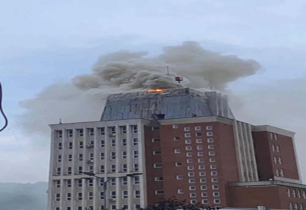 LIVE VIDEO Arde clădirea Consiliului Județean Caraș-Severin