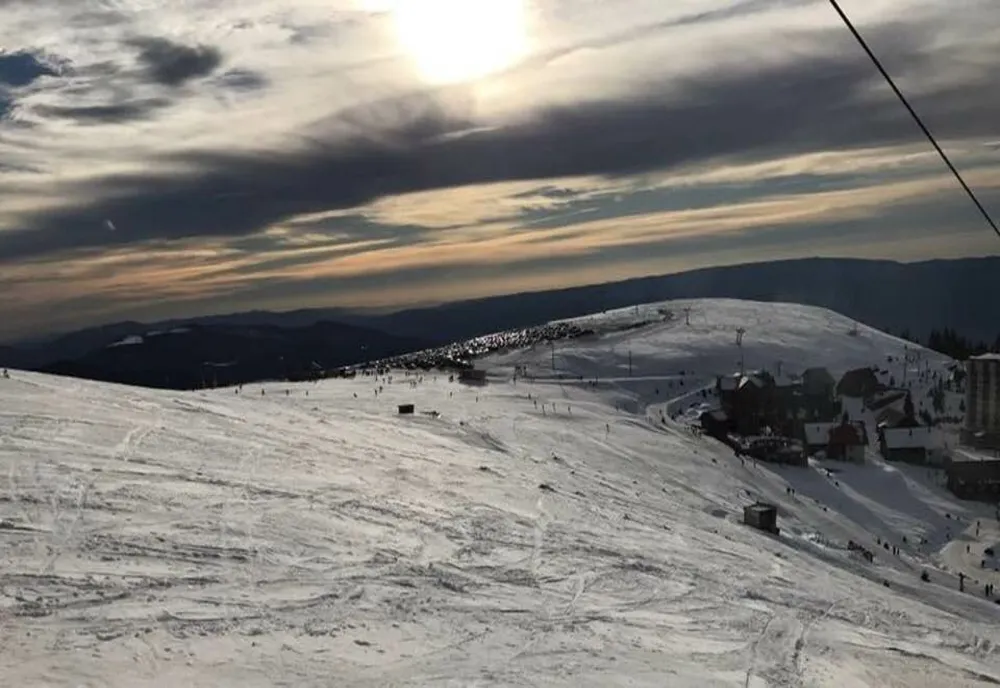 Ninsoare și temperaturi sub zero grade, în Banatul Montan