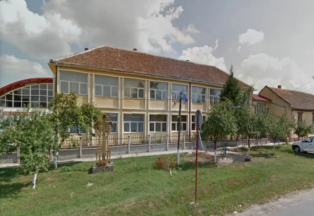 Părinți disperați.  Într-o școală de lângă Timișoara trei cadre didactice au fost diagonsticate cu coronavirus