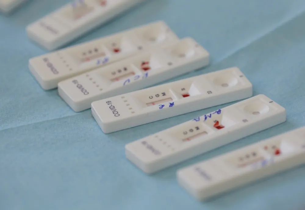 Începe distribuirea primelor 300.000 de teste rapide antigen la nivel naţional