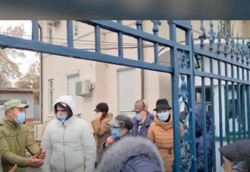 Îmbulzeală la institutul Cantacuzino. Zeci de români au stat la rând pentru a cumpăra suplimentul care întărește imunitatea