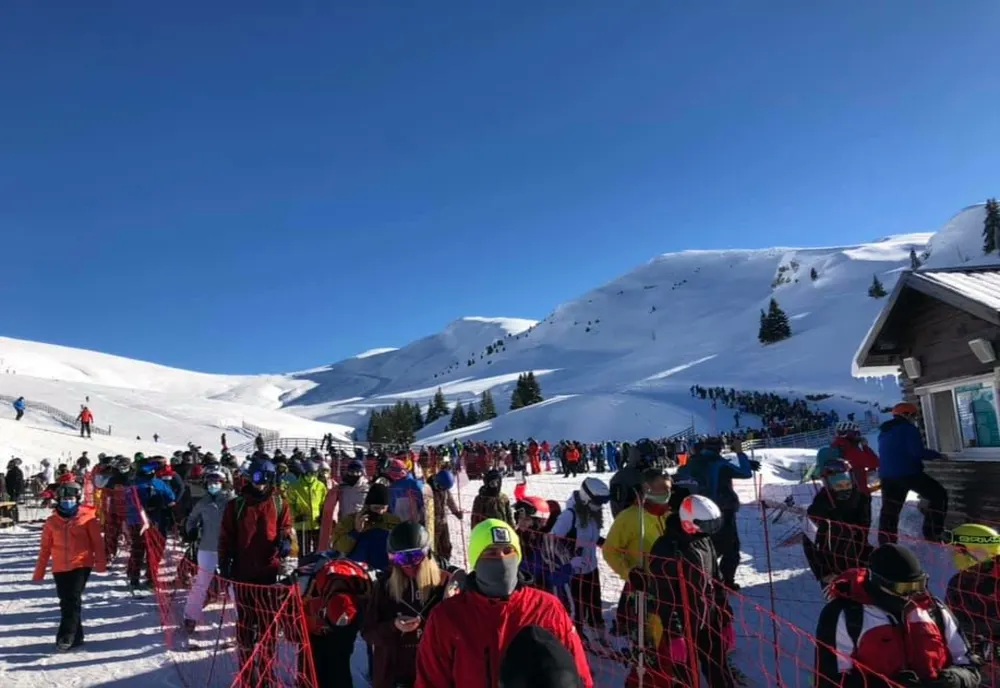 Puhoi de turiști pe pârtiile din Sinaia