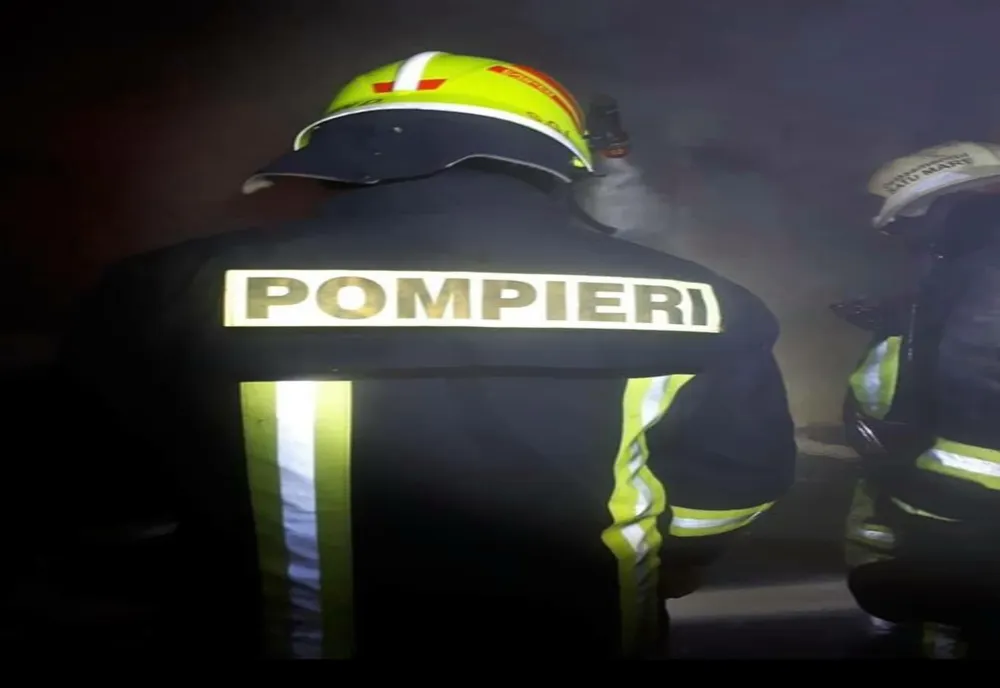 Trei case și două mașini au fost distruse în urma unui incendiu în București