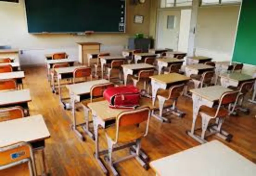 Trei elevi și un profesor, de la școli din sectorul 4, confirmați COVID