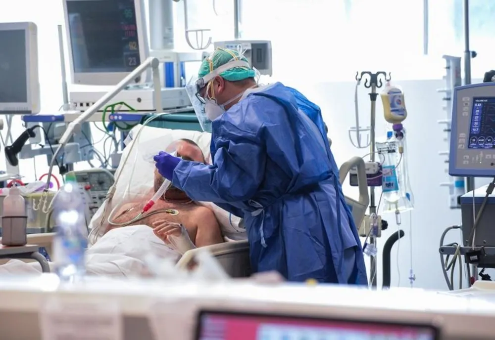 Mărturia tulburătoare a bărbatului bolnav de COVID-19 care respiră cu masca de oxigen de la geamul salonului de spital, privind protestele anti-restricții din Brașov