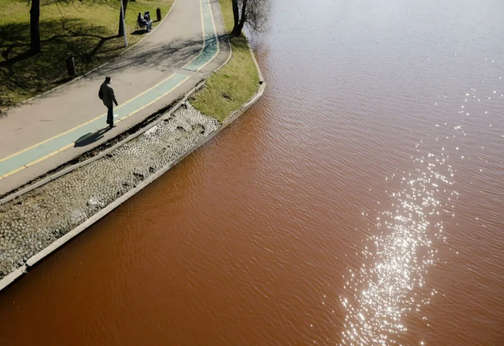 BOMBĂ ecologică în IOR! Lacul din parcul bucureștean, colorat în roșu de câteva săptămâni