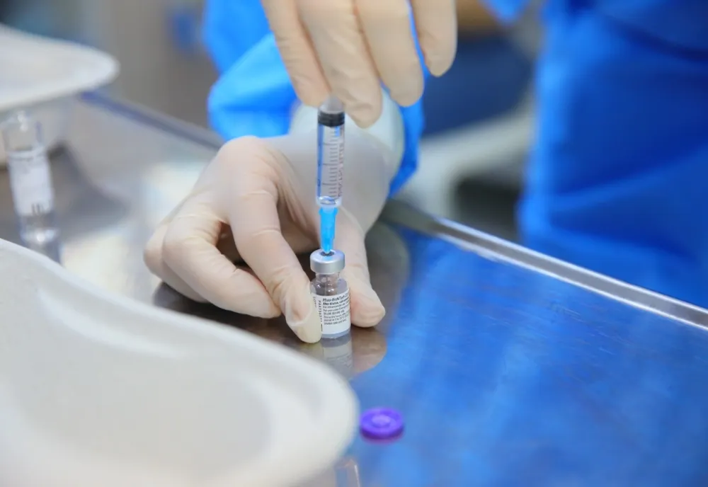 Campanie inedită de imunizare împotriva COVID, în Alba: oamenii, vaccinați la poarta casei