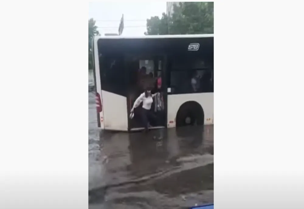 Străzi inundate în București. Traficul în comun paralizat în anumite zone