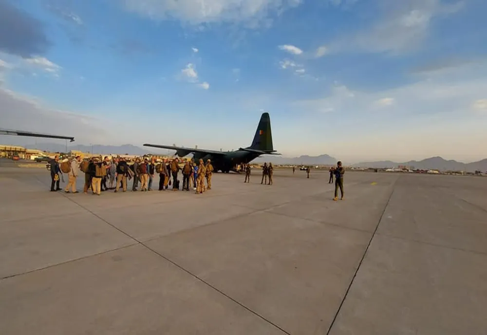 14 români evacuați din Afganistan au ajuns cu bine în Pakistan și sunt în drum spre România