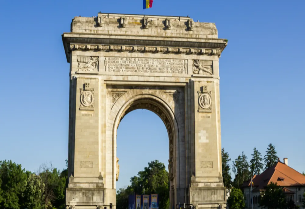 Un bărbat amenință că-și dă FOC în Piața Arcul de Triumf