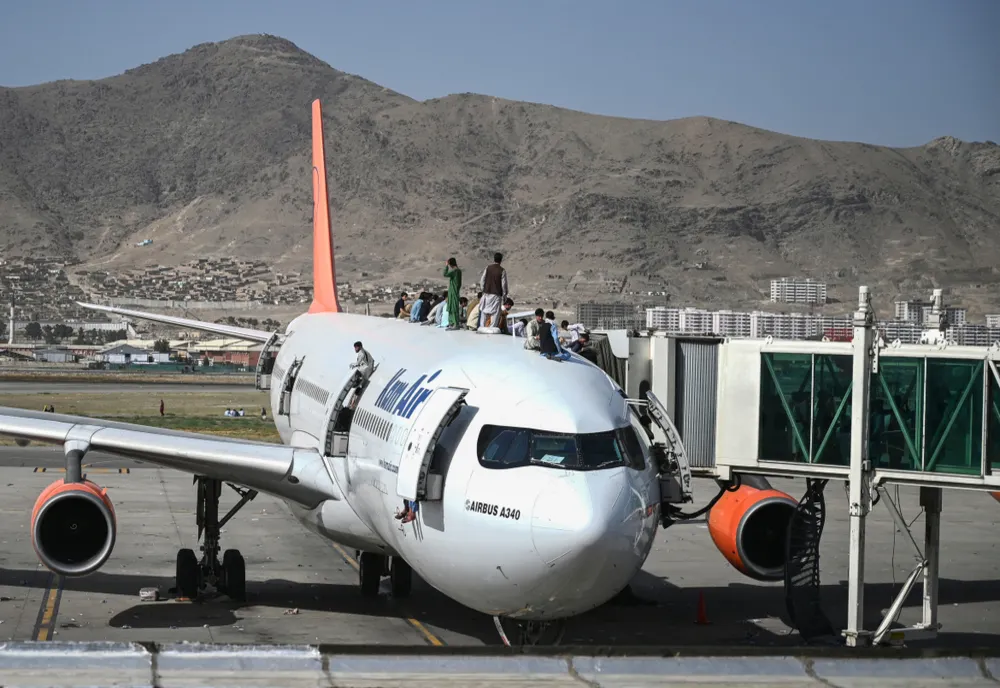 Românii blocați în Afganistan au fost evacuați și preluați cu avioane din UK și SUA