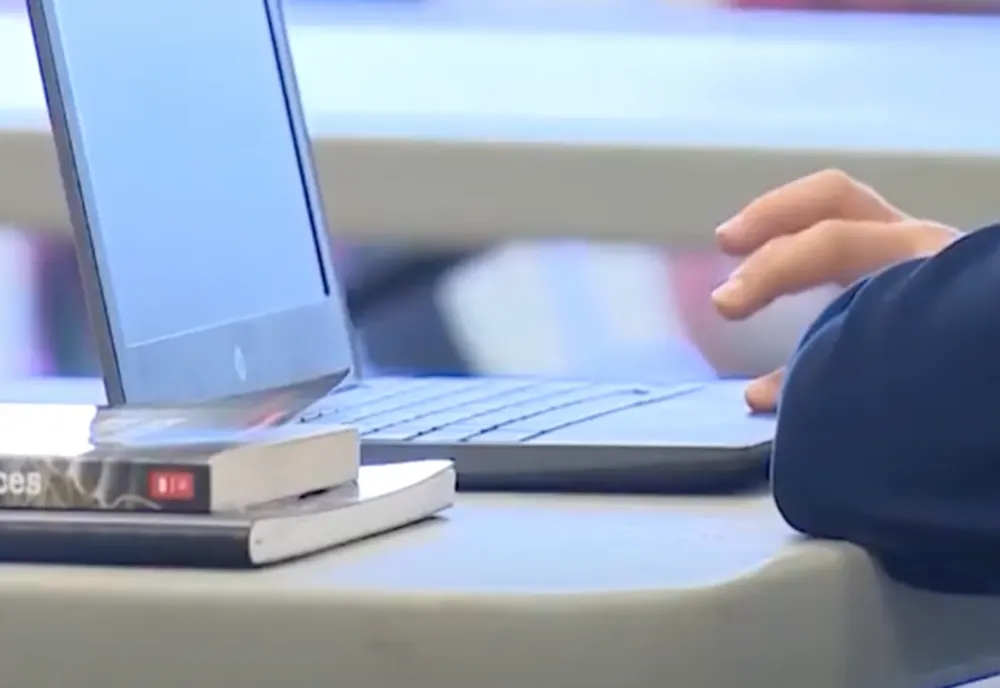 Aproximativ 1.300 de clase din București învață online