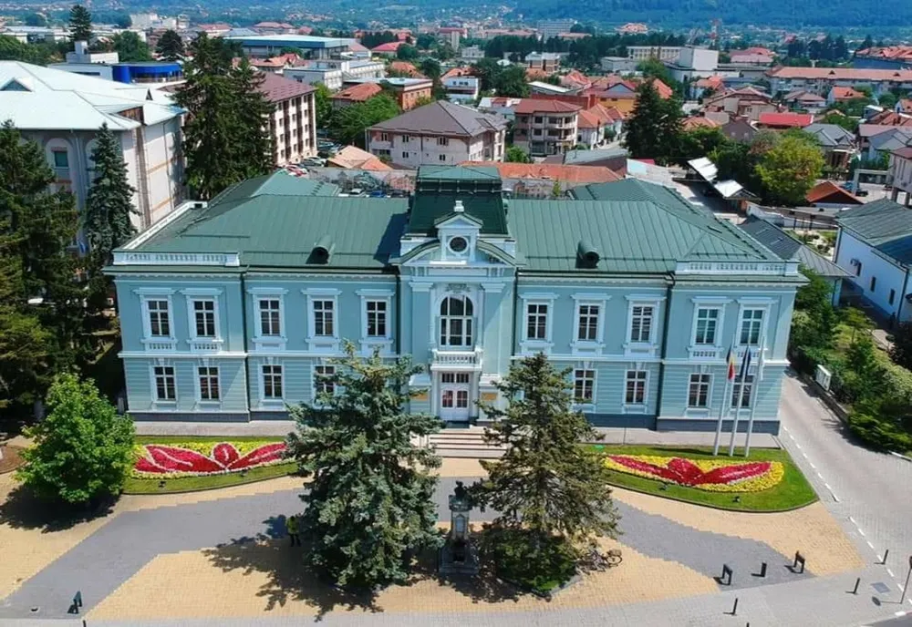  Funcționarii Primăriei nu vor mai putea merge la serviciu decât dacă sunt vaccinaţi anti-Covid-19 sau fac dovada că nu sunt infectaţi cu coronavirus. Anunțul, făcut de Primăria Râmnicu Vâlcea