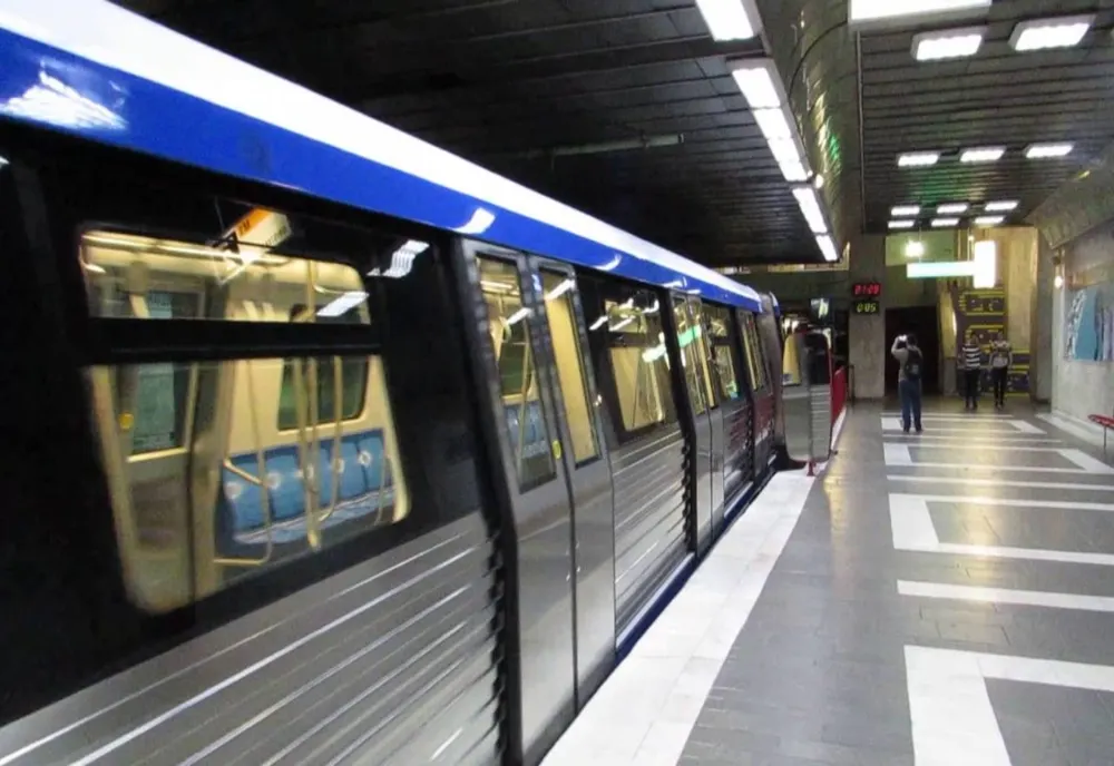  Tentativă de suicid la metrou, evitată de mecanicul de tren