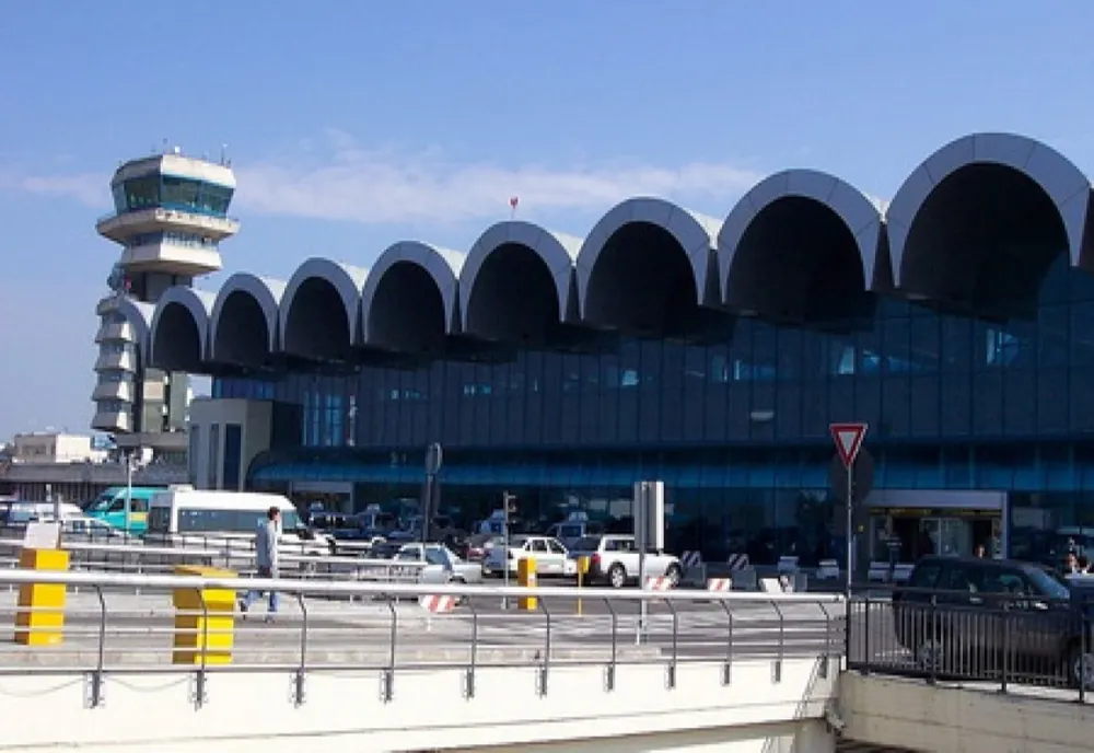 Haos la AEROPORT: stradă inundată și cozi cu sute de oameni - IMAGINILE dezastrului