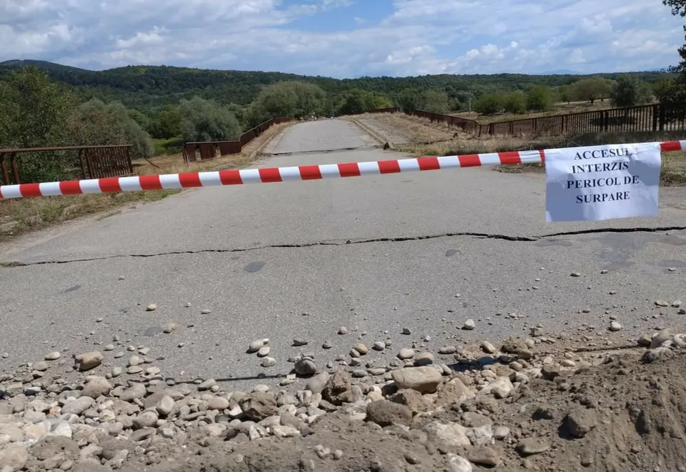 S-a rupt un pod în Banat. Drum închis