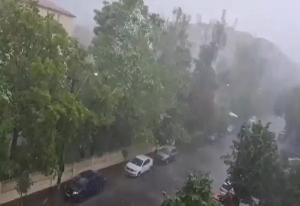 VREME RECE ȘI VÂNT PUTERNIC ÎN BUCUREȘTI, ÎN WEEKEND: PLOI ȘI TEMPERATURI SUB NORMALUL PERIOADEI