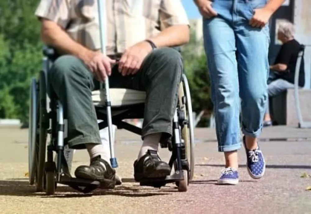 PROTEST AL PENSIONARILOR CU DIZABILITĂȚI, ÎN PIAȚA VICTORIEI