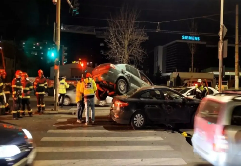 PATRU MAȘINI IMPLICATE ÎNTR-UN ACCIDENT RUTIER, JOI SEARA, PE BD. IULIU MANIU