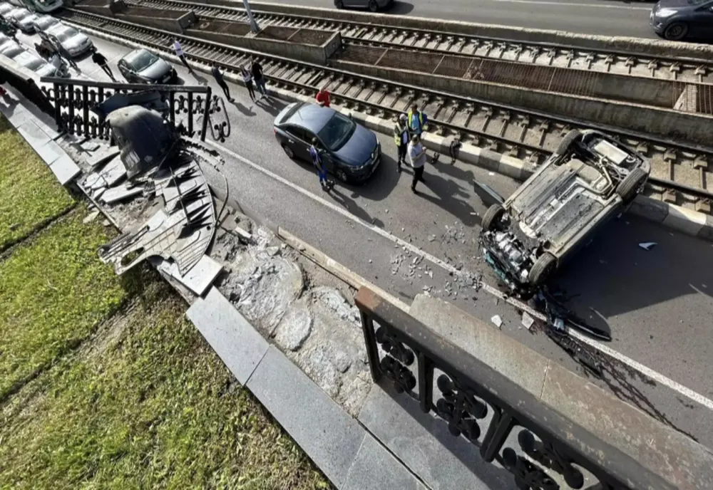 ACCIDENT LA PASAJUL LUJERULUI. UN ȘOFER A CĂZUT CU MAȘINA DE PE POD. TRAFICUL ESTE BLOCAT