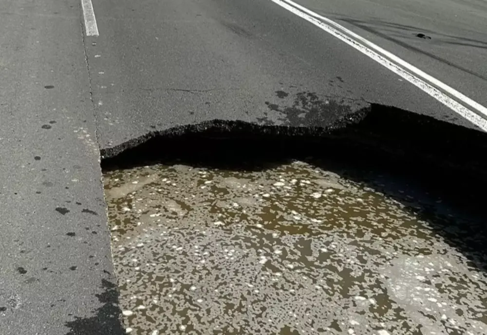 O PORȚIUNE DIN DJ 226 S-A SURPAT. TRAFIC DEVIAT ÎNTRE NĂVODARI ȘI LUMINA 