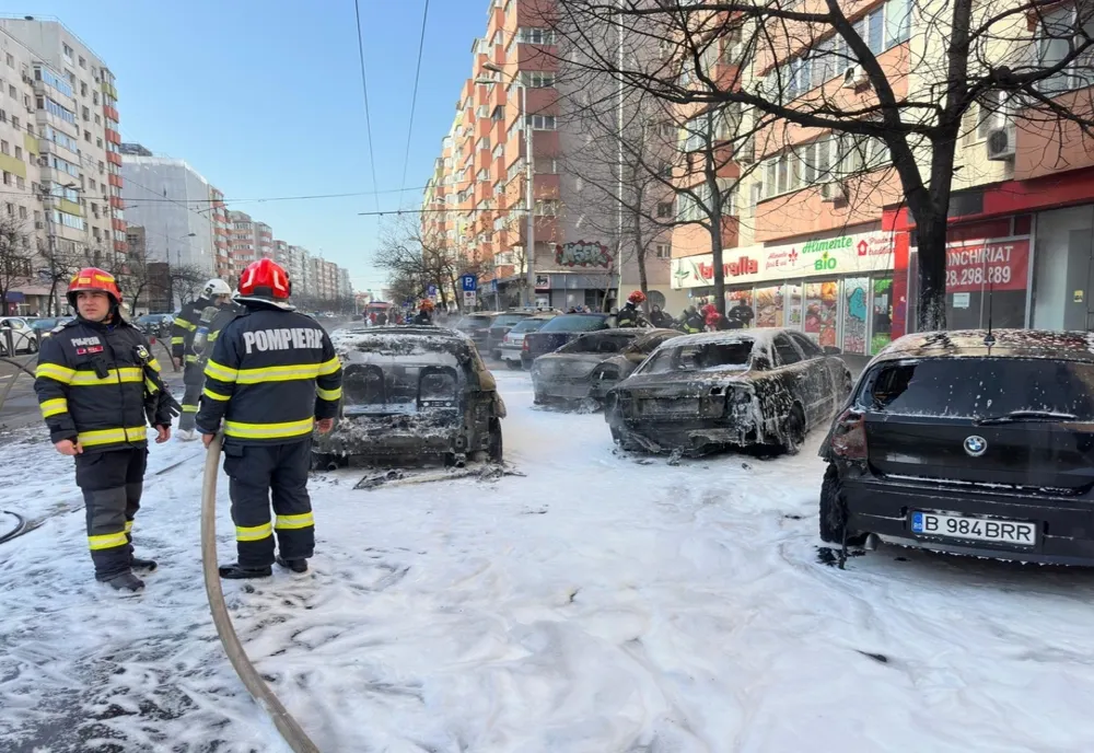 INCENDIU PE CALEA MOȘILOR DIN BUCUREȘTI. O MAȘINĂ A LUAT FOC