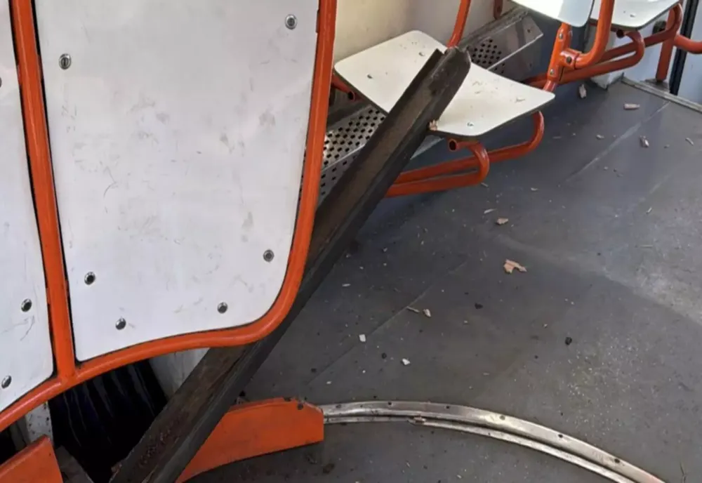 INCIDENT ȘOCANT PE LINIA TRAMVAIULUI 16. O BUCATĂ DE ȘINĂ A STRĂPUNS PODEAUA ȘI S-A OPRIT ÎNTR-UN SCAUN