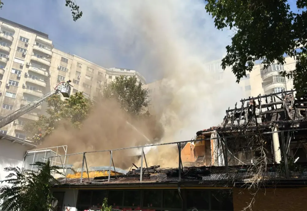 UN NOU INCENDIU LA FOSTUL RESTAURANT ”MĂRUL DE AUR” DIN PIAȚA VICTORIEI. A FOST EMISĂ O AVERTIZARE RO-ALERT