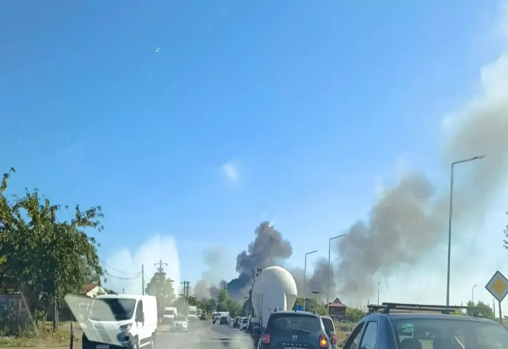 INCENDIU DE PROPORȚII LA GLINA. POMPIERII INTERVIN CU 22 DE AUTOSPECIALE. A FOST EMIS MESAJ RO ALERT 
