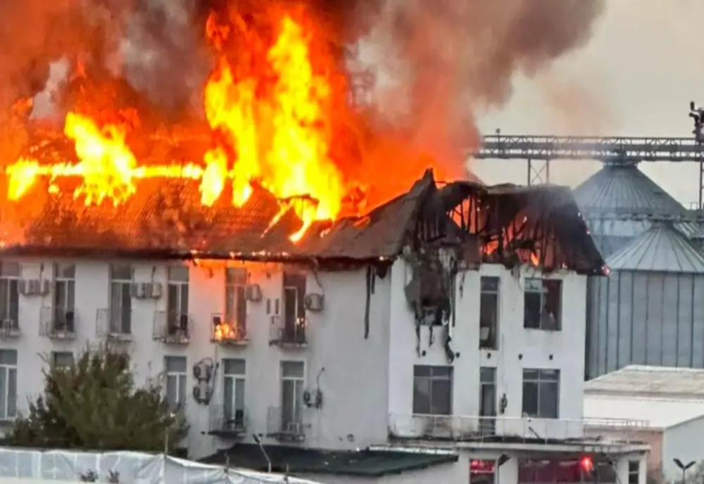 INCENDIU VIOLENT LA UN HOTEL DIN PRAHOVA. DOUĂ PERSOANE AU FOST GĂSITE CARBONIZATE