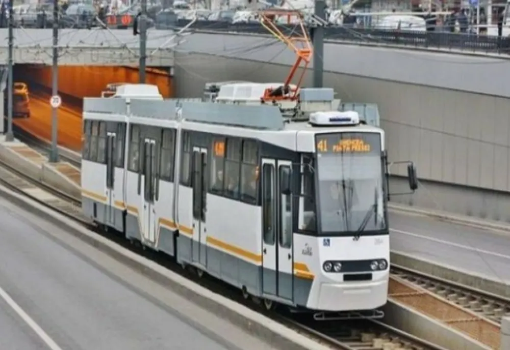 Linia 41, BLOCATĂ în ambele sensuri, după ce o persoană pe trotinetă a căzut pe linia de tramvai: anunțul reprezentanților STB