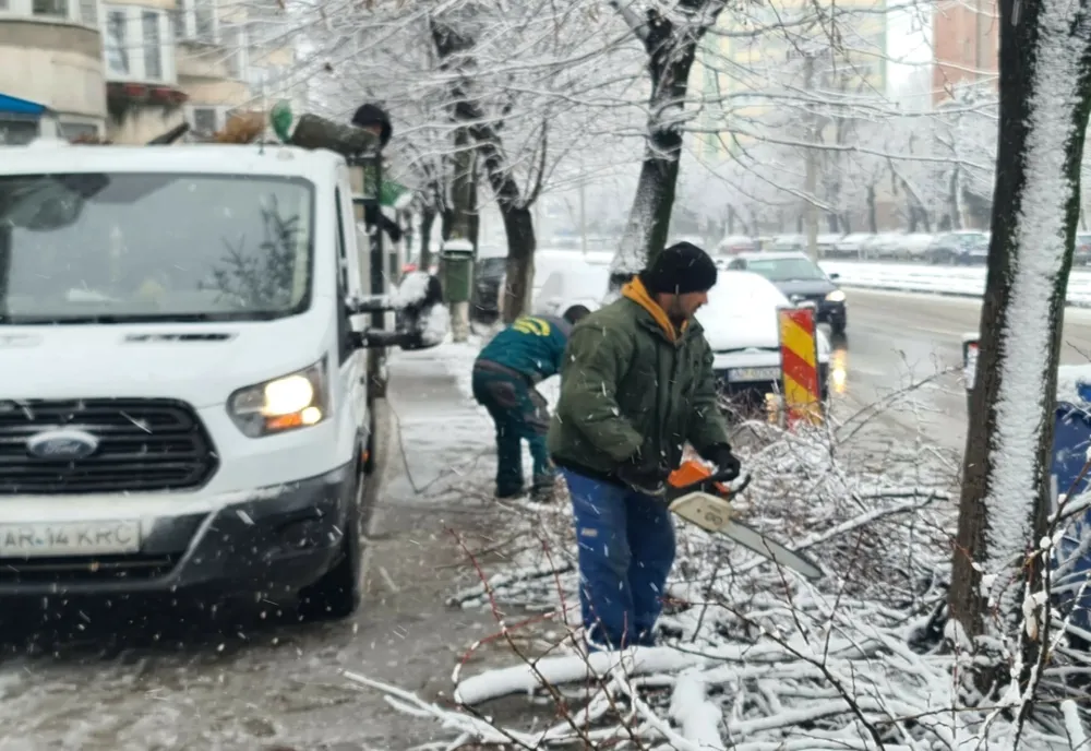 Iarna își intră în drepturi în Capitală. Prima ninsoare și Cod Galben până la ora 23.00: la ce temperaturi să ne așteptăm