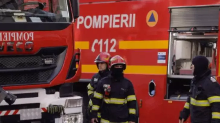Explozie urmată de incendiu într-o locuinţă din București