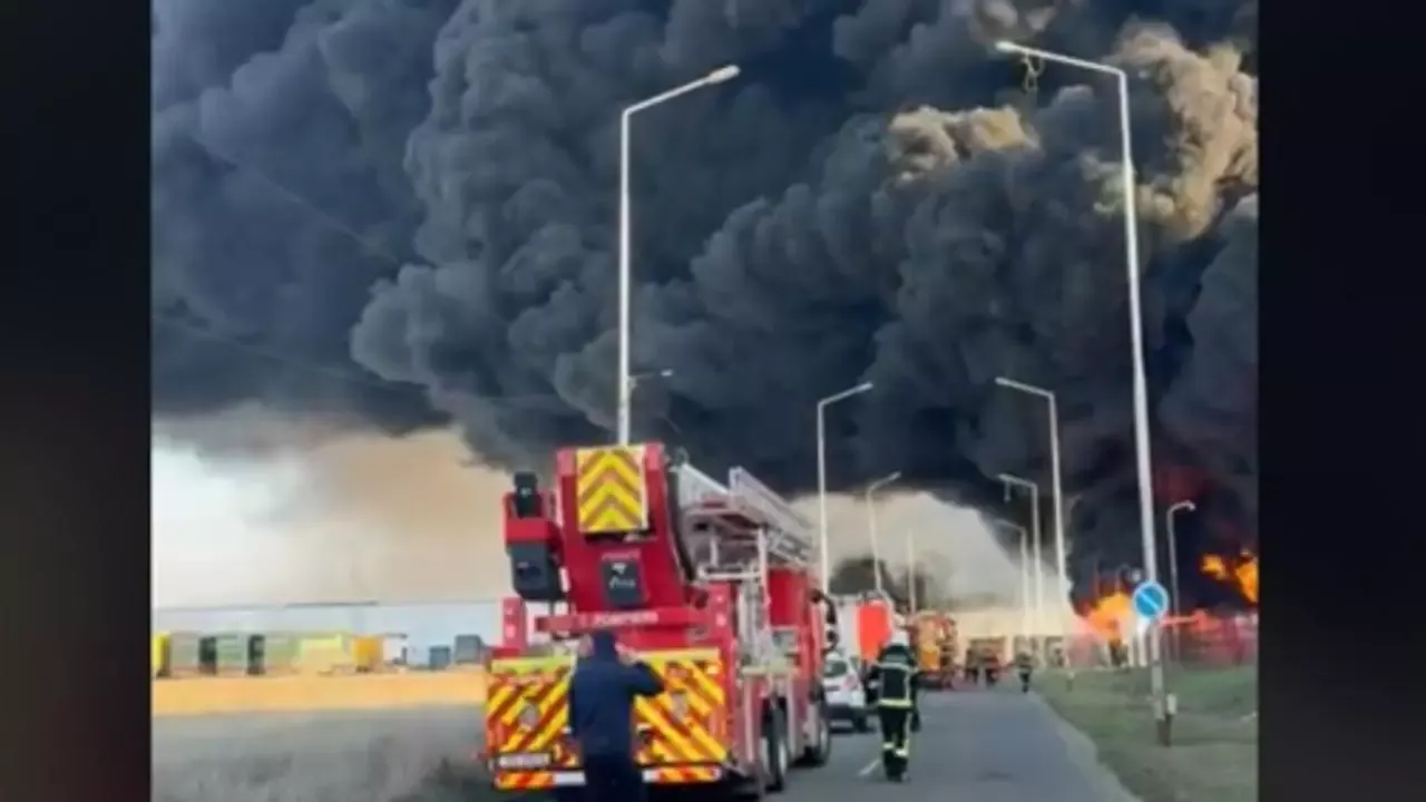 Incendiu violent la o fabrică de polistiren din Arad. Populația, avertizată prin RO-ALERT